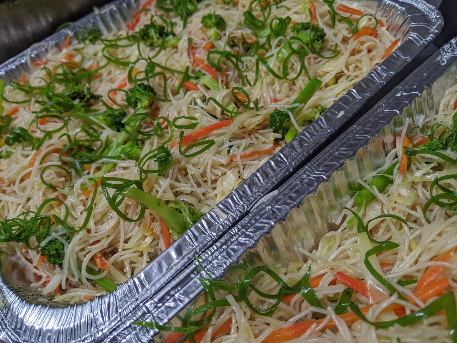 Vegetable noodles catering tray